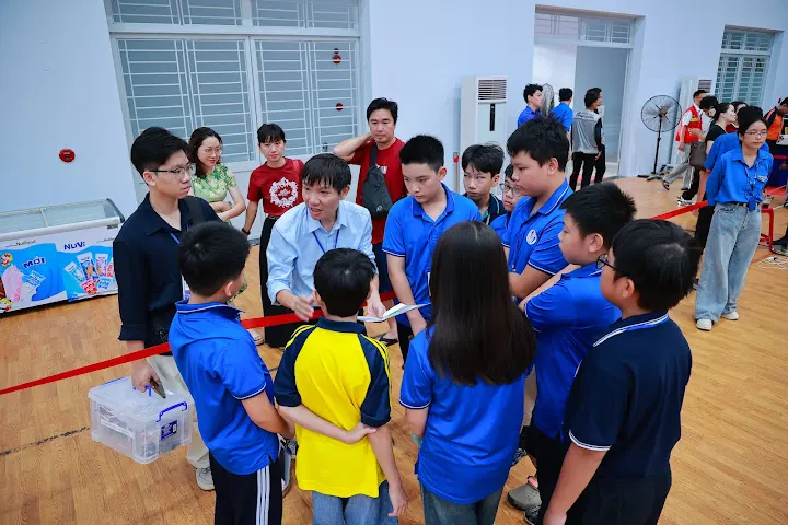 Các bạn học sinh trao đổi trong hoạt động Robotics