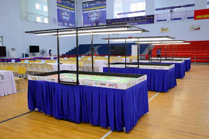 Bàn nhiệm vụ Robotics trong một không gian thi đấu