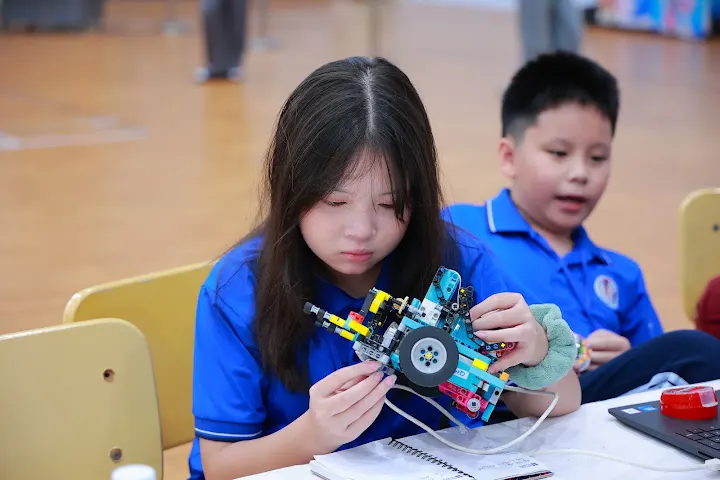 Học sinh tự tay lắp ráp một robot