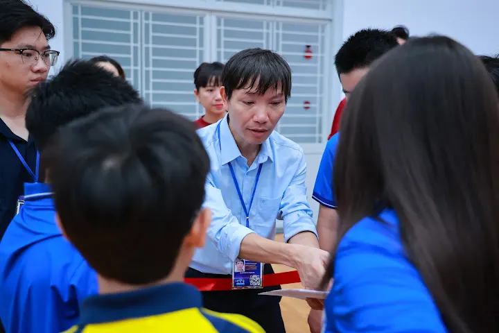 Người hướng dẫn trao đổi cùng nhóm học sinh