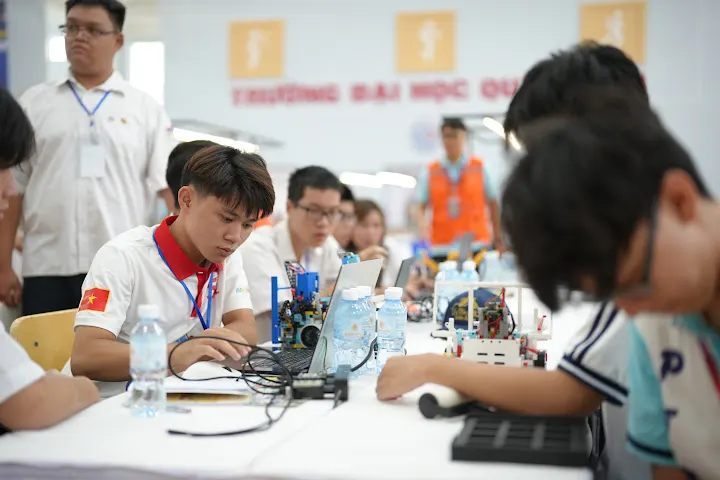 Học sinh cùng lắp ráp và kiểm tra robot