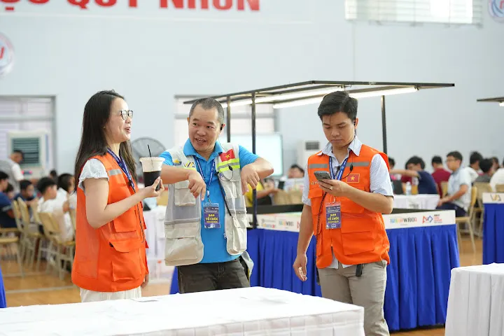 Học sinh trình bày kết quả dự án Robotics