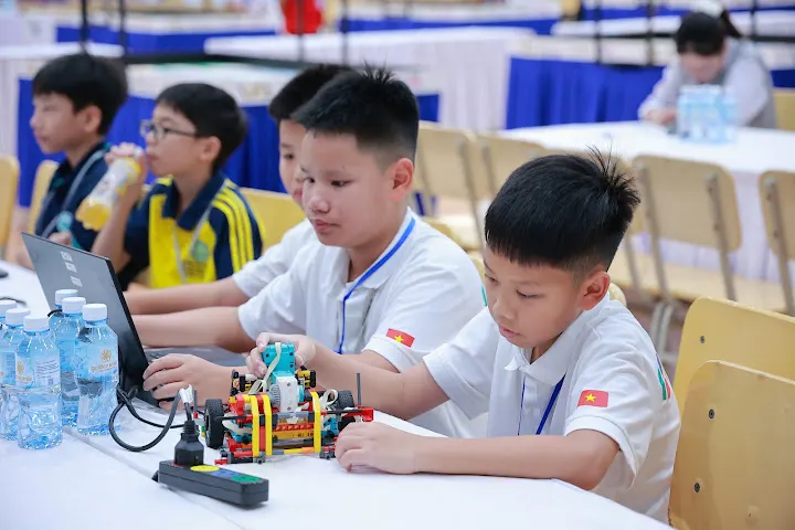 Học sinh thử nghiệm robot cùng máy tính